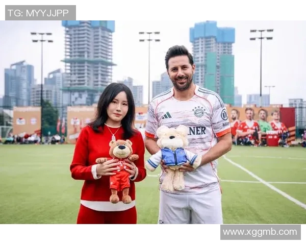 提着小人的足球明星如何在绿茵场上演绎梦想与坚持的传奇故事