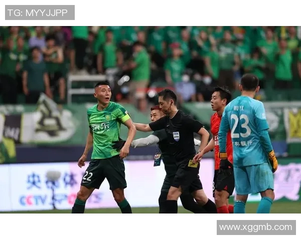 苏醒足球明星照片展现运动员风采与激情的完美瞬间